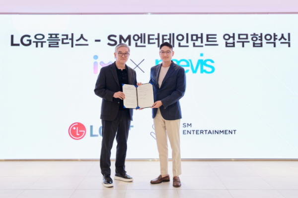 ▲탁영준 SM 공동대표(우)와 정수헌 LG유플러스 컨슈머부문장이 지난 29일 서울 성수동 SM사옥에서 LG유플러스와 AI기반 콘텐츠 관련 업무협약식을 진행했다.(사진제공=SM엔터테인먼트)