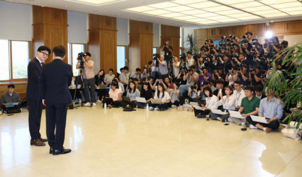 ▲한동훈 국민의힘 대표와 이재명 더불어민주당 대표가 1일 서울 여의도 국회에서 열린 여야 대표회담에 앞서 인사하고 있다. 신태현 기자 holjjak@