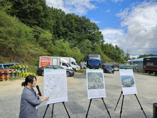 ▲지난달 29일 경북 안동시 풍산읍 바이오 첨단 산업단지 후보지 인근에서 LH 관계자가 사업 후보지를 설명하고 있다.  (사진=정용욱 기자 dragon@)