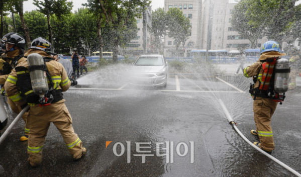 ▲2일 서울 서초구 매헌시민의 숲 동측 공영주차장에서 열린 전기차 화재 대응 합동 소방훈련에서 서초소방서 대원들이 전기차 화재 진화 훈련을 하고 있다. 이날 서초구와 서초소방서는 최근 전기차 화재 사건 발생으로 대형 피해가 발생함에 따라 전기차 화재 발생시 피해를 최소화하기 위해 합동 훈련을 실시했다. 조현호 기자 hyunho@