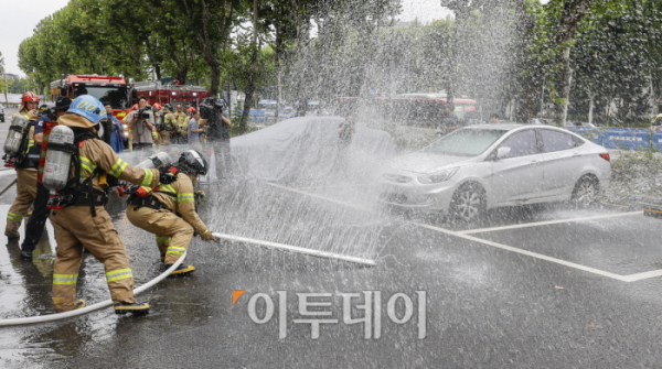 ▲2일 서울 서초구 매헌시민의 숲 동측 공영주차장에서 열린 전기차 화재 대응 합동 소방훈련에서 서초소방서 대원들이 전기차 화재 진화 훈련을 하고 있다. 이날 서초구와 서초소방서는 최근 전기차 화재 사건 발생으로 대형 피해가 발생함에 따라 전기차 화재 발생시 피해를 최소화하기 위해 합동 훈련을 실시했다. 조현호 기자 hyunho@