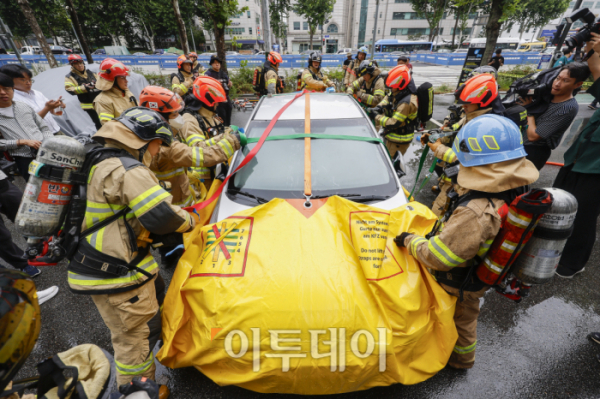 ▲2일 서울 서초구 매헌시민의 숲 동측 공영주차장에서 열린 전기차 화재 대응 합동 소방훈련에서 서초소방서 대원들이 이동식 수조를 설치하고 있다. 이날 서초구와 서초소방서는 최근 전기차 화재 사건 발생으로 대형 피해가 발생함에 따라 전기차 화재 발생시 피해를 최소화하기 위해 합동 훈련을 실시했다. 조현호 기자 hyunho@