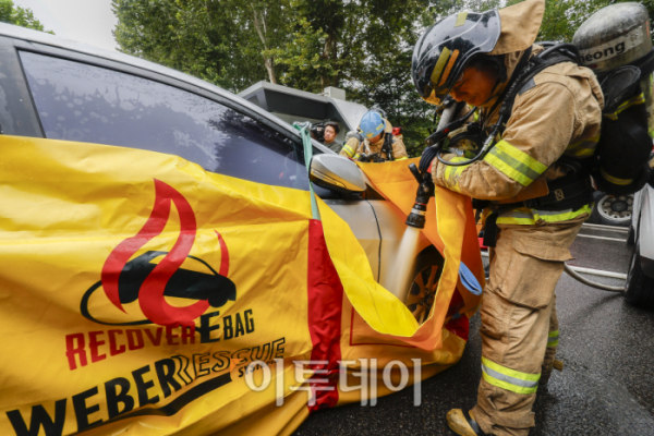 ▲2일 서울 서초구 매헌시민의 숲 동측 공영주차장에서 열린 전기차 화재 대응 합동 소방훈련에서 서초소방서 대원들이 이동식 수조에 물을 채워넣고 있다. 이날 서초구와 서초소방서는 최근 전기차 화재 사건 발생으로 대형 피해가 발생함에 따라 전기차 화재 발생시 피해를 최소화하기 위해 합동 훈련을 실시했다. 조현호 기자 hyunho@