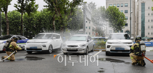 ▲이달 2일 서울 서초구 매헌시민의 숲 동측 공영주차장에서 열린 전기차 화재 대응 합동 소방훈련에서 서초소방서 대원들이 전기차 화재 진화 훈련을 하고 있다. 이날 서초구와 서초소방서는 최근 전기차 화재 사건 발생으로 대형 피해가 발생함에 따라 전기차 화재 발생시 피해를 최소화하기 위해 합동 훈련을 실시했다. (이투데이DB)