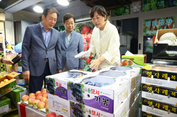 ▲송미령 농림축산식품부 장관이 2일 새벽 서울 가락동 농수산물도매시장을 방문, 추석 성수품 수급상황을 점검하고 있다. (사진제공=농림축산식품부)