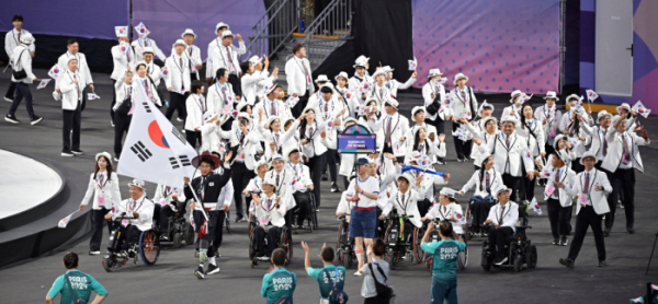 ▲지난달 29일(한국시간) 프랑스 파리 콩코드 광장에서 열린 2024 파리 패럴림픽 개막식에서 기수 최용범(카누)을 선두로 대한민국 선수단이 입장하고 있다. (연합뉴스)