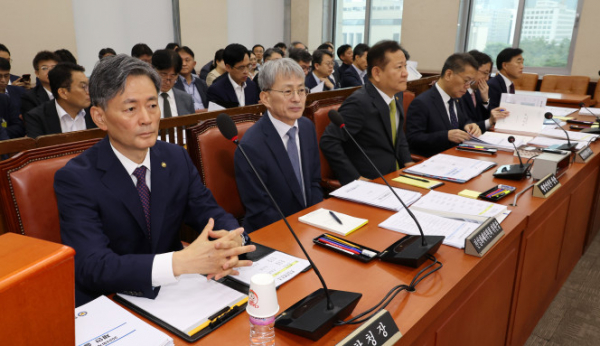 ▲2일 오전 열린 국회 행정안전위원회 전체회의에 참석한 국무위원들이 자리하고 있다. 왼쪽부터 조지호 경찰청장, 김광동 진실화해위원회위원장, 이상민 행정안전부 장관, 김용빈 중앙선거관리위원회 사무총장, 연원정 인사혁신처장, 허석곤 소방청장. (연합뉴스)