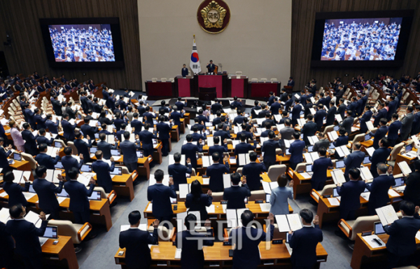 ▲2일 서울 여의도 국회 본회의장에서 열린 제22대 국회 개원식 겸 정기회 개회식에서 우원식 국회의장을 의원들이 국회의원 선서를 하고 있다. 고이란 기자 photoeran@