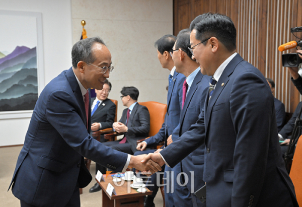 ▲추경호(왼쪽) 국민의힘 원내대표와 박찬대 더불어민주당 원내대표가 2일 오후 서울 여의도 국회본청 의장접견실에서 열린 제22대 국회 개원식 겸 정기회 개회식 사전환담에서 악수하고 있다. 고이란 기자 photoeran@