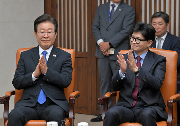 ▲한동훈(오른쪽) 국민의힘 대표와 이재명 더불어민주당 대표가 2일 오후 서울 여의도 국회본청 의장접견실에서 열린 제22대국회 개원식 겸 정기회 개회식 사전환담에서 우원식 국회의장의 모두발언에 박수치고 있다. 고이란 기자 photoeran@