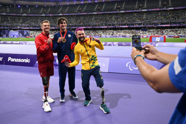 ▲9월 2일(현지시간) 프랑스 스타드 드 프랑스(Stade de France)에서 열린 2024 파리패럴림픽 장애인 육상 남자 100m(스포츠등급 T63) 공동 취재구역(Mixed Zone)에서 은메달 다니엘 요르겐센(Daniel Jørgensen, 덴마크), 금메달 에즈라 프레치(Ezra Frech, 미국), 동메달 비니시우스 곤살베스 로드리게스(Vinícius Gonçalves Rodrigues, 브라질)가 갤럭시 Z 플립6 올림픽 에디션을 이용한 빅토리 셀피촬영을 하고 있다. (사진제공=삼성전자)