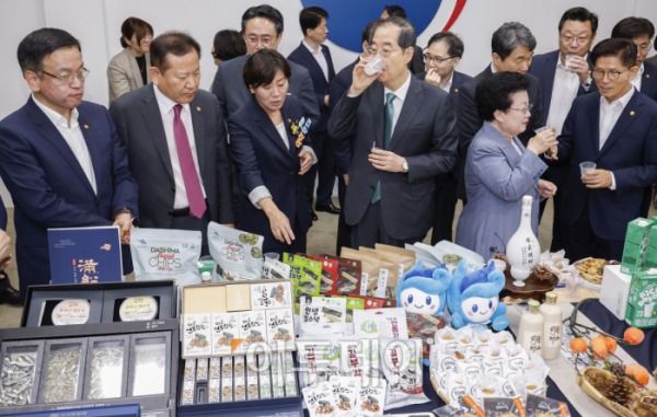 ▲한덕수 국무총리와 국무위원들이 3일 서울 종로구 정부서울청사에서 열린 농수산식품 소비촉진 행사에서 추석 민생 선물세트를 시식하고 있다. 이날 한 총리와 국무위원들은 국가최고 회의기구인 국무회의장을 민생 프로모션장으로 활용해 쌀·한우·전복 등 추석 민생 선물세트를 홍보했다. 조현호 기자 hyunho@