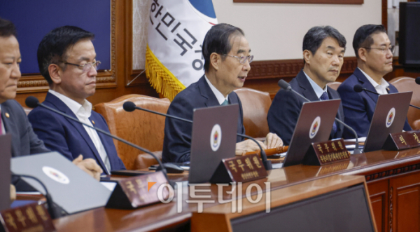 ▲한덕수 국무총리가 3일 서울 종로구 정부서울청사에서 열린 국무회의에서 모두발언을 하고 있다. 정부는 이날 국무회의에서 건군 76주년 국군의날(10월 1일)을 임시 공휴일로 지정하는 안건을 의결했다. 조현호 기자 hyunho@