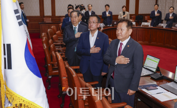 ▲한덕수 국무총리 등 국무위원들이 3일 서울 종로구 정부서울청사에서 열린 국무회의에서 국민의례를 하고 있다. 정부는 이날 국무회의에서 건군 76주년 국군의날(10월 1일)을 임시 공휴일로 지정하는 안건을 의결했다. 조현호 기자 hyunho@