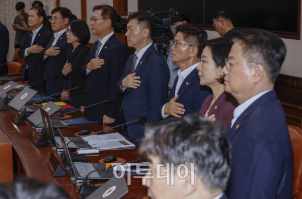 ▲국무위원들이 3일 서울 종로구 정부서울청사에서 열린 국무회의에서 국민의례를 하고 있다. 정부는 이날 국무회의에서 건군 76주년 국군의날(10월 1일)을 임시 공휴일로 지정하는 안건을 의결했다. 조현호 기자 hyunho@