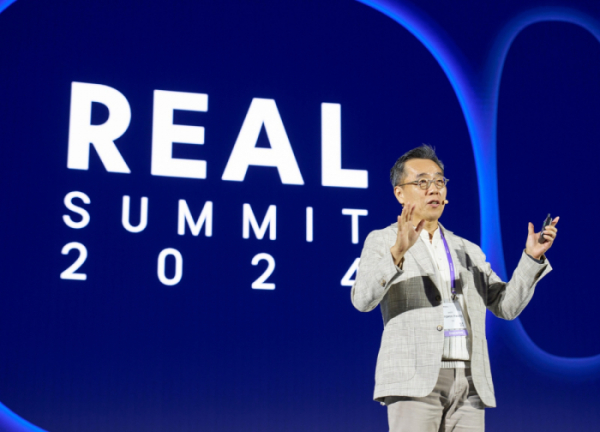 ▲황성우 삼성SDS 대표이사(사장)가 3일 서울 삼성동 코엑스에서 ‘리얼 서밋(REAL Summit) 2024’을 열고 기조연설을 하고 있다.   (사진제공=삼성SDS)