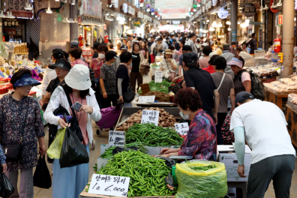 ▲소비자물가 상승률이 2%대 초반으로 둔화하면서 안정세를 이어갔다. 3일 통계청의 소비자물가 동향에 따르면 8월 소비자물가 지수는 114.54(2020년=100)로 1년 전보다 2.0% 상승했다. 2021년 3월 1.9%를 기록한 뒤 3년 5개월 만에 가장 낮은 수준으로 국제유가 하락과 햇과일 출시 등으로 농축수산물 가격 오름세가 둔화된 영향이 컸다. 이날 서울 동대문구 청량리종합시장이 추석을 2주 앞두고 명절을 준비하려는 시민들로 붐비고 있다. 신태현 기자 holjjak@