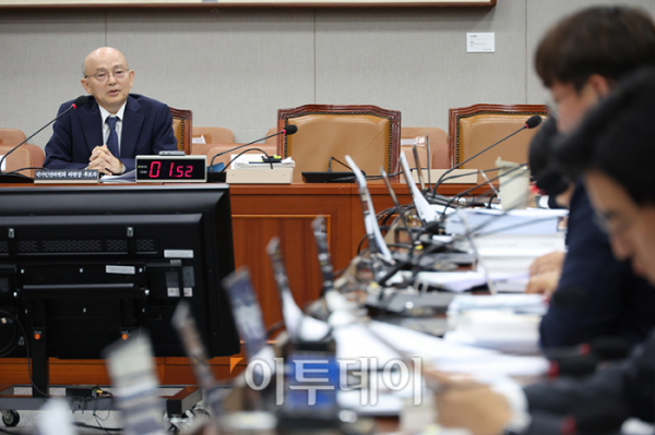 ▲안창호 국가인권위원장 후보자가 3일 서울 여의도 국회 운영위원회에서 열린 인사청문회에서 의원 질의에 답하고 있다. 고이란 기자 photoeran@