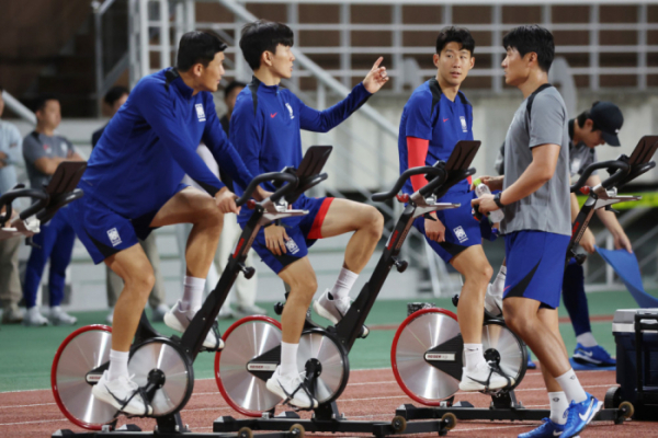 ▲홍명보호 축구 대표팀 손흥민, 황인범, 김민재가 3일 경기 고양시 고양종합운동장에서 2026 북중미 월드컵 아시아지역 3차 예선을 앞두고 훈련하고 있다.  (연합뉴스)