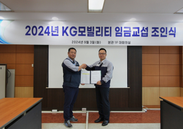 ▲박장호 KGM 대표이사(오른쪽)와 선목래 노동조합 위원장이 2024년 임금협상 합의안에 대한 서명 후 기념사진을 촬영하고 있다. (사진제공=KGM)