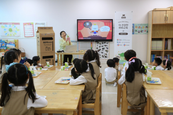 ▲3일 경상남도 창원시에 위치한 경남도청어린이집에서 CJ프레시웨이의 키즈 전담 강사가 어린이집 원아를 대상으로 종이팩 재활용 교육을 진행하고 있다. (사진제공=CJ프레시웨이)