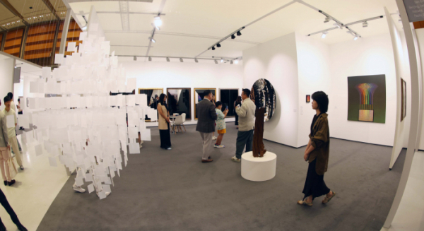 ▲4일 서울 강남구 코엑스에서 열린 글로벌 아트페어 ‘프리즈 서울(Frieze Seoul) 2024’에서 미술 애호가들이 작품을 감상하고 있다. 신태현 기자 holjjak@