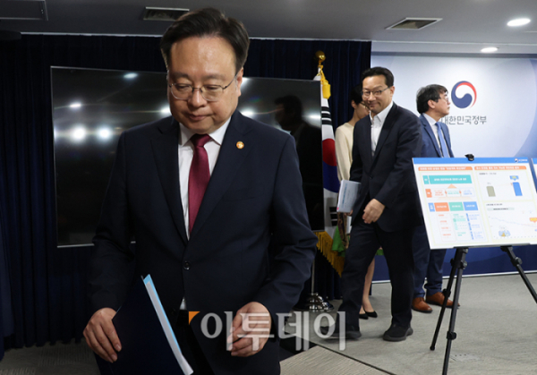 ▲조규홍 보건복지부 장관이 4일 서울 종로구 정부서울청사에서 연금개혁 추진계획 관련 브리핑을 마치고 퇴장하고 있다. 고이란 기자 photoeran@