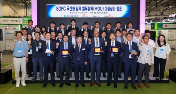 ▲4일 부산 BEXCO에서 열린 SOFC 국산화 협력 이행성과 발표회에서 SK에코플랜트와 한국수력원자력, 블룸에너지, 블룸SK퓨얼셀 관계자들이 기념촬영을 하고 있다. 앞줄 왼쪽 3번째부터 김정훈 SK에코플랜트 솔루션BU 대표, 윤상조 한국수력원자력 그린사업본부장, 사티시 치투리(Satish Chitoori) 블룸에너지 COO(Chief Operations Officer), 김세준 블룸SK퓨얼셀 부사장(사진제공=SK에코플랜트)