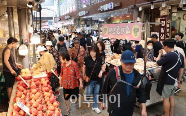 ▲소비자물가 상승률이 2%대 초반으로 둔화하면서 안정세를 이어갔다. 3일 통계청의 소비자물가 동향에 따르면 8월 소비자물가 지수는 114.54(2020년=100)로 1년 전보다 2.0% 상승했다. 2021년 3월 1.9%를 기록한 뒤 3년 5개월 만에 가장 낮은 수준으로 국제유가 하락과 햇과일 출시 등으로 농축수산물 가격 오름세가 둔화된 영향이 컷다. 이날 서울 동대문구 청량리종합시장이 추석을 2주 앞두고 명절을 준비하려는 시민들로 붐비고 있다. 신태현 기자 holjjak@ (이투데이DB)