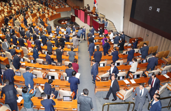 ▲추경호 국민의힘 원내대표가 5일 오전 서울 여의도 국회에서 열린 제418회국회(정기회) 제3차 본회의에서 국정에 관한 교섭단체대표연설을 마치고 동료의원들로부터 기립박수받고 있다. 2024.09.05.  (뉴시스)