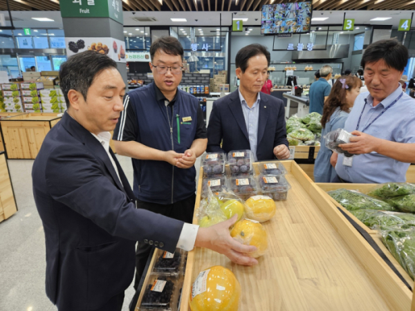 ▲농협 경기본부는 4일 용인 기흥농협 하나로마트를 방문, 추석 명절 대비 식품안전 특별점검을 진행했다. (경기농협)