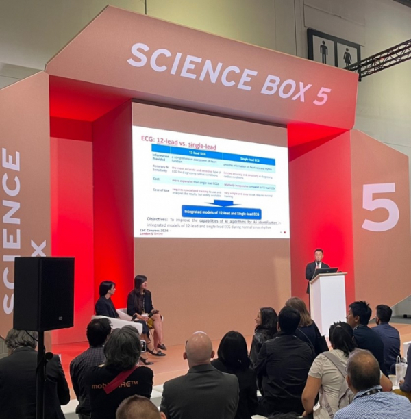 ▲이기홍 전남대학교병원 교수가 영국 런던에서 열린 유럽심장학회 연례학술대회(ESC2024)에서 웨어러블 심전계를 활용해 정상동리듬(Normal Sinus Rhythm)을 갖는 심전도에서 심방세동 부정맥의 발생 확률을 추출하는 AI 예측모델의 연구결과를 발표했다.(씨어스테크놀로지 제공)