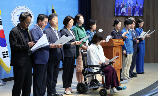 ▲더불어민주당 국회 보건복지위원회 소속 의원들이 5일 오전 국회 소통관에서 정부의 연금개혁안과 관련해 기자회견을 하고 있다. (연합뉴스)