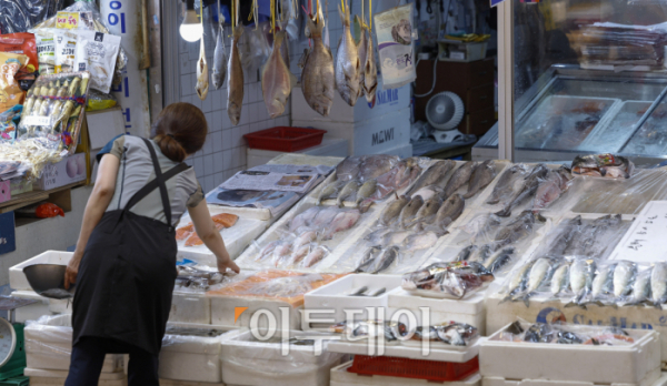 ▲서울 시내 한 전통시장에 수산물이 진열되어 있다. 조현호 기자 hyunho@