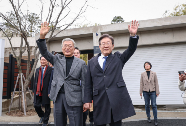 ▲이재명 더불어민주당 대표가 2월 4일 문재인 전 대통령을 예방, 경남 양산시 평산마을 사저에서 문 전 대통령과 함께 지지자들을 향해 손을 흔들고 있다. (뉴시스)