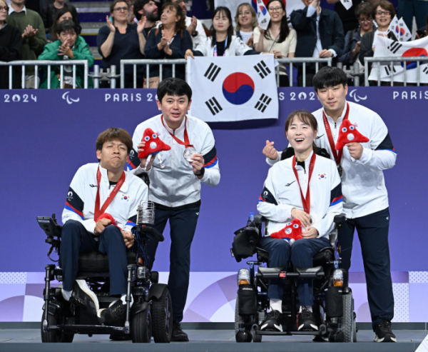 ▲6일(한국시간) '2024 파리패럴림픽' 보치아 혼성페어(스포츠등급 BC3) 결승에서 은메달을 목에 건 보치아 국가대표 정호원·강선희 (연합뉴스)