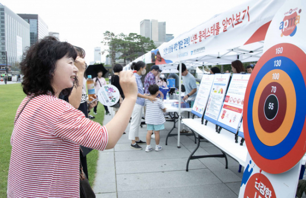 ▲한국노바티스는 5일 ‘대사증후군 서울시와 오락하자’ 행사를 통해 나쁜콜레스테롤에 대한 인식개선 캠페인을 진행했다. (사진제공=한국노바티스)