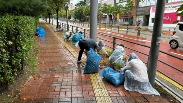 ▲수원특례시 영통구 광교1동은 6일 통장협의회와 함께 환경정비 대상지의 잡초제거를 실시했다. (수원특례시 영통구 광교1동)