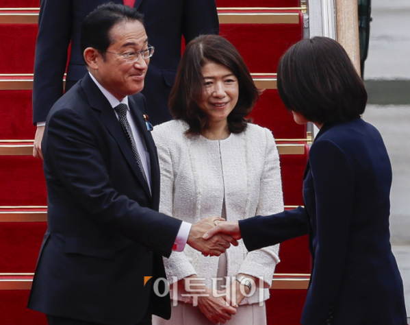 ▲기시다 후미오(왼쪽) 일본 총리와 부인 기시다 유코 여사가 한일 정상회담을 위해 6일 경기 성남시 서울공항에 도착하며 영접 나온 강인선 외교부 제2차관과 인사를 나누고 있다. 퇴임을 앞둔 기시다 총리는 이날 윤석열 대통령과 만나 한일 정상회담을 하고 양국 관계발전을 지속시킬 방안을 논의한다. 조현호 기자 기자 hyunho@