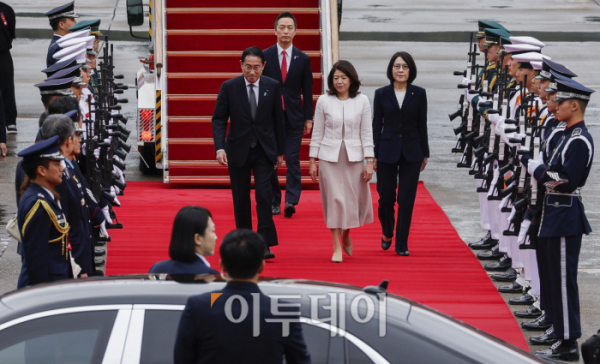 ▲기시다 후미오 일본 총리와 부인 기시다 유코 여사가 한일 정상회담을 위해 6일 경기 성남시 서울공항에 도착하고 있다. 퇴임을 앞둔 기시다 총리는 이날 윤석열 대통령과 만나 한일 정상회담을 하고 양국 관계발전을 지속시킬 방안을 논의한다. 조현호 기자 hyunho@ 