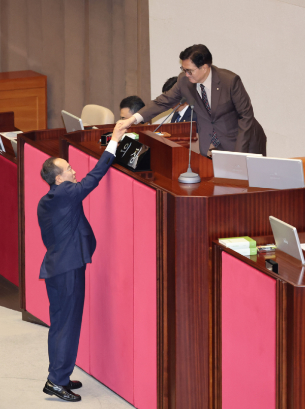 ▲추경호 국민의힘 원내대표가 5일 오전 서울 여의도 국회에서 열린 제418회국회(정기회) 제3차 본회의에서 국정에 관한 교섭단체대표연설을 마치고 우원식 국회의장과 악수하고 있다. (뉴시스)