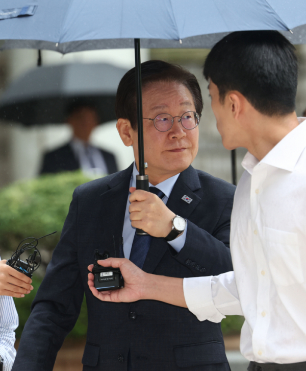 ▲더불어민주당 이재명 대표가 6일 오전 서초구 서울중앙지방법원에서 열리는 공직선거법 위반 1심 속행 공판에 출석하기 위해 법정으로 향하며 지지자들을 바라보고 있다. (사진제공=연합뉴스)