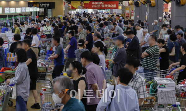 ▲추석 연휴를 일주일여 앞둔 8일 서울 시내 한 대형마트가 제수용품을 구매하려는 시민들로 북적이고 있다. 조현호 기자 hyunho@