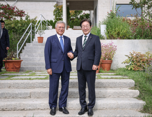 ▲문재인 전 대통령이 8일 오후 경남 양산 평산마을 사저를 예방한 이재명 더불어민주당 대표(오른쪽)와 손을 잡고 기념촬영 하고 있다. (연합뉴스)