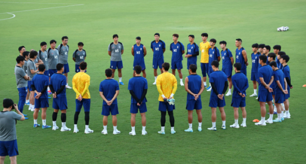 ▲ 북중미 월드컵 3차 예선 오만전을 앞둔 축구 국가대표팀 선수들이 7일 오후(현지시간) 알 시브 스타디움에서 열린 훈련에서 홍명보 감독의 강평을 듣고 있다. (연합뉴스)