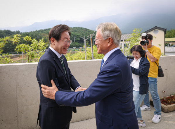 ▲문재인 전 대통령이 8일 오후 경남 양산 평산마을 사저를 예방한 이재명 더불어민주당 대표(왼쪽)와 악수하고 있다. (연합뉴스)