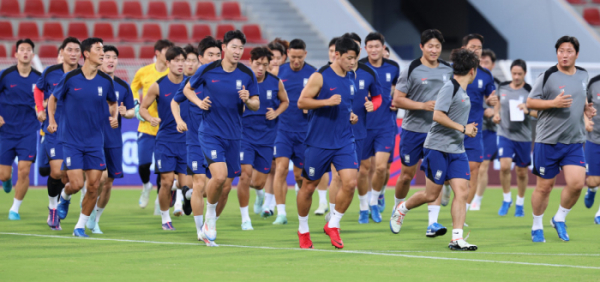 ▲북중미 월드컵 3차 예선 오만전을 앞둔 축구 국가대표팀 선수들이 경기 하루 전인 9일 오후(현지시간) 술탄 카부스 경기장에서 열린 팀 훈련에서 몸을 풀고 있다.  (연합뉴스)