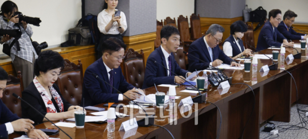 ▲이복현 금융감독원장이 10일 서울 중구 은행연합회에서 열린 금융감독원장-은행장 간담회에서 모두발언을 하고 있다. 조현호 기자 hyunho@