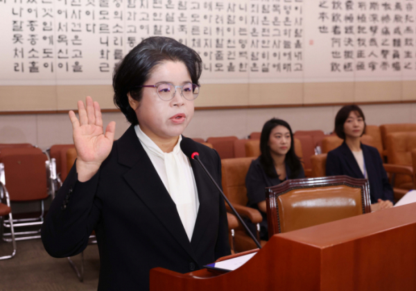 ▲김복형 헌법재판관 후보자가 10일 서울 여의도 국회 법제사법위원회에서 열린 인사청문회에서 선서를 하고 있다. 신태현 기자 holjjak@