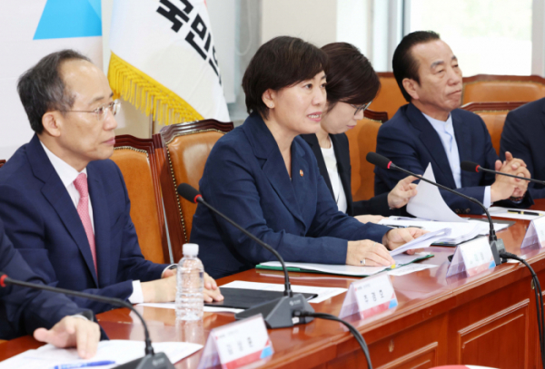 ▲송미령 농림축산식품부 장관이 10일 서울 여의도 국회에서 열린 ‘추석 성수품 수급 점검 및 수확기 쌀값·한우 가격 안정 대책 민당정 협의회’에서 모두발언을 하고 있다. 신태현 기자 holjjak@